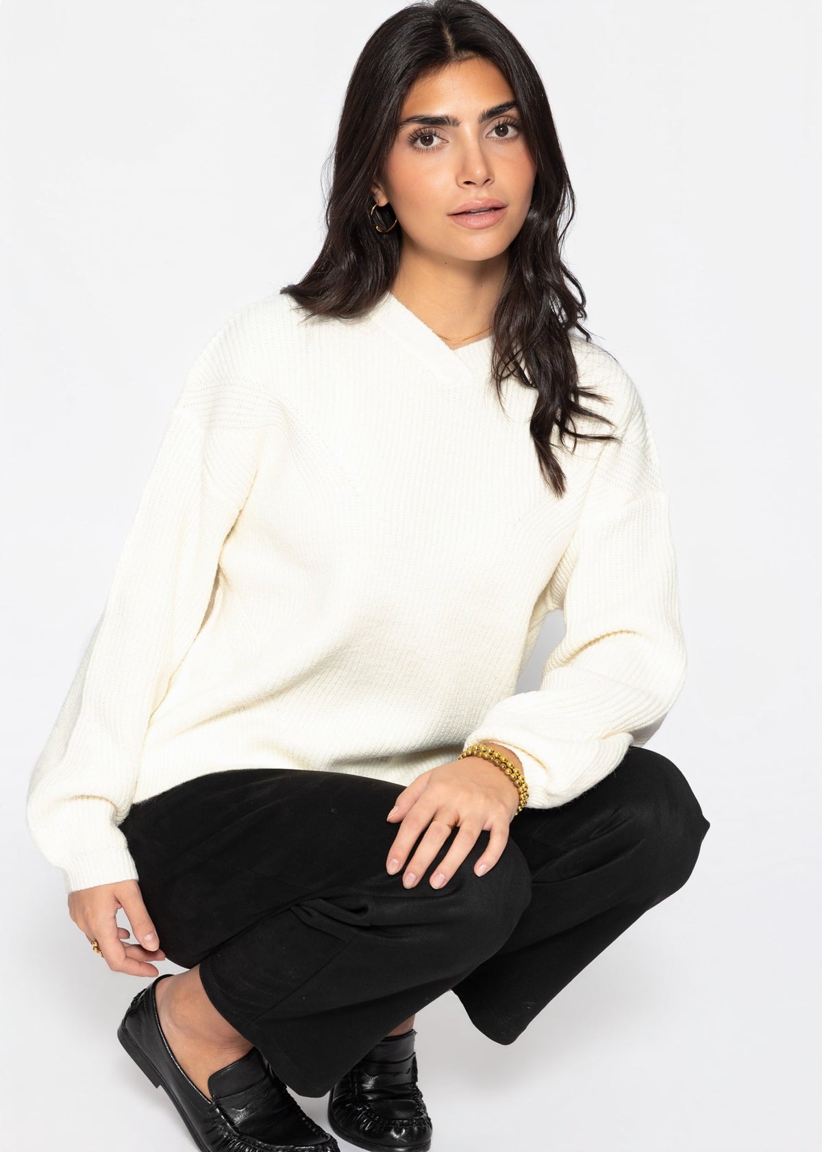 Pull en maille côtelée avec décolleté en V haut - blanc cassé