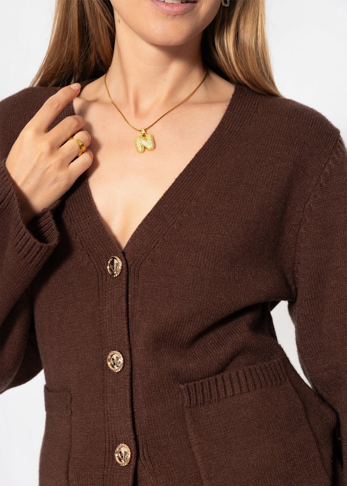Gilet avec décolleté en V et boutons dorés - marron