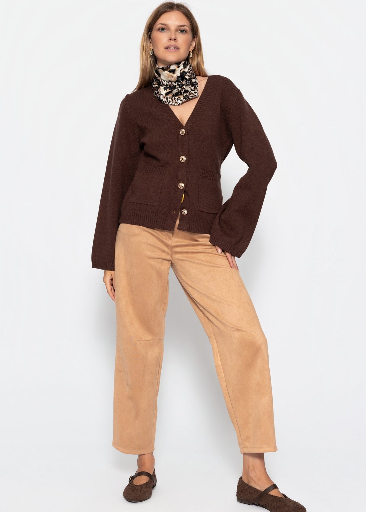 Gilet avec décolleté en V et boutons dorés - marron