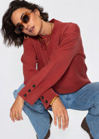 Pull en tricot avec détail de bouton - rouge rouille