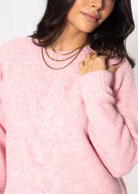 Pull en tricot avec motif en torsades - rose