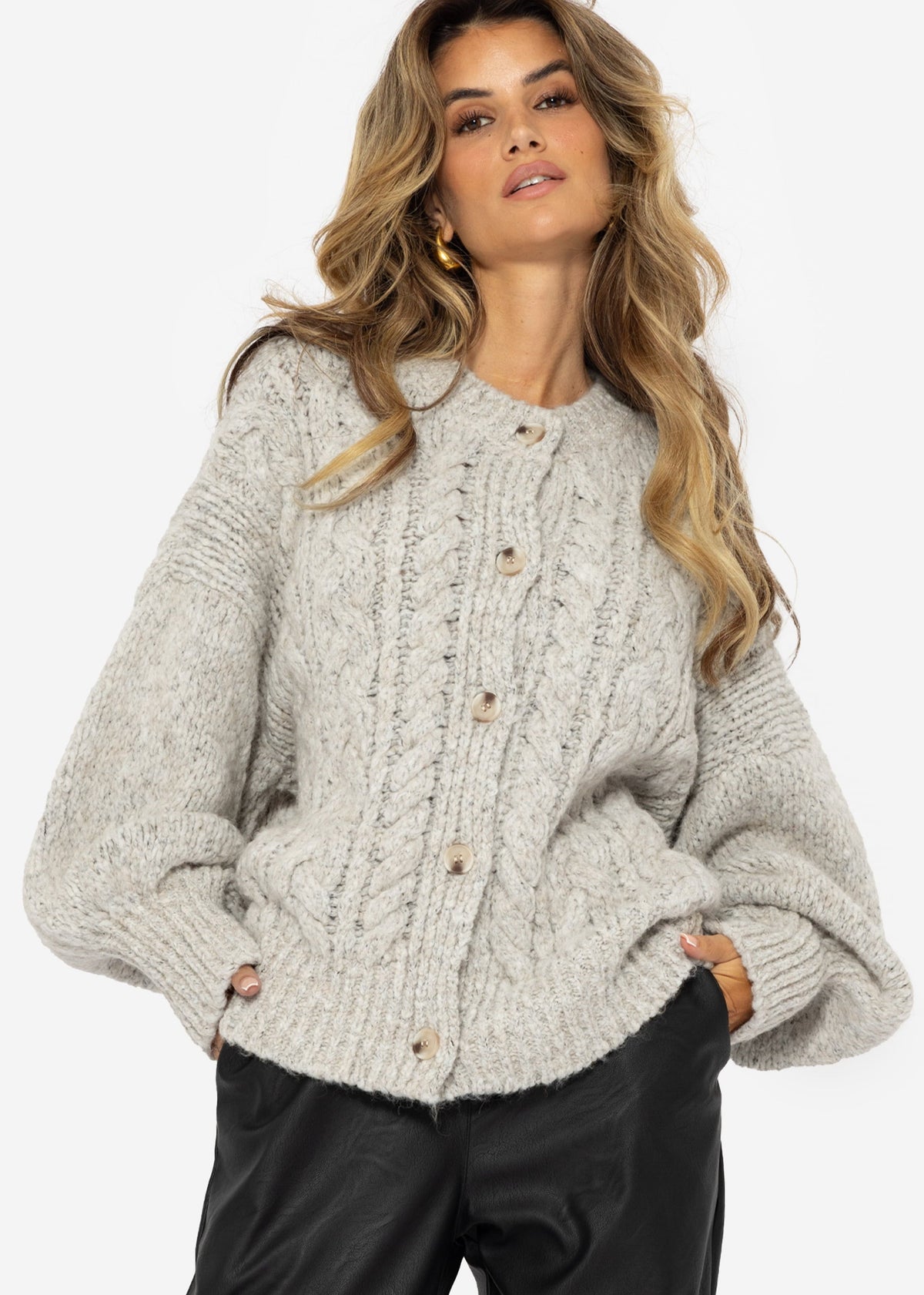 Super douce veste en tricot avec motif en torsade - gris clair