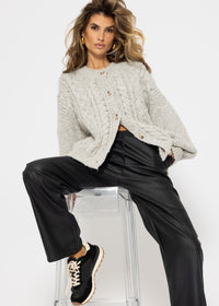 Super douce veste en tricot avec motif en torsade - gris clair