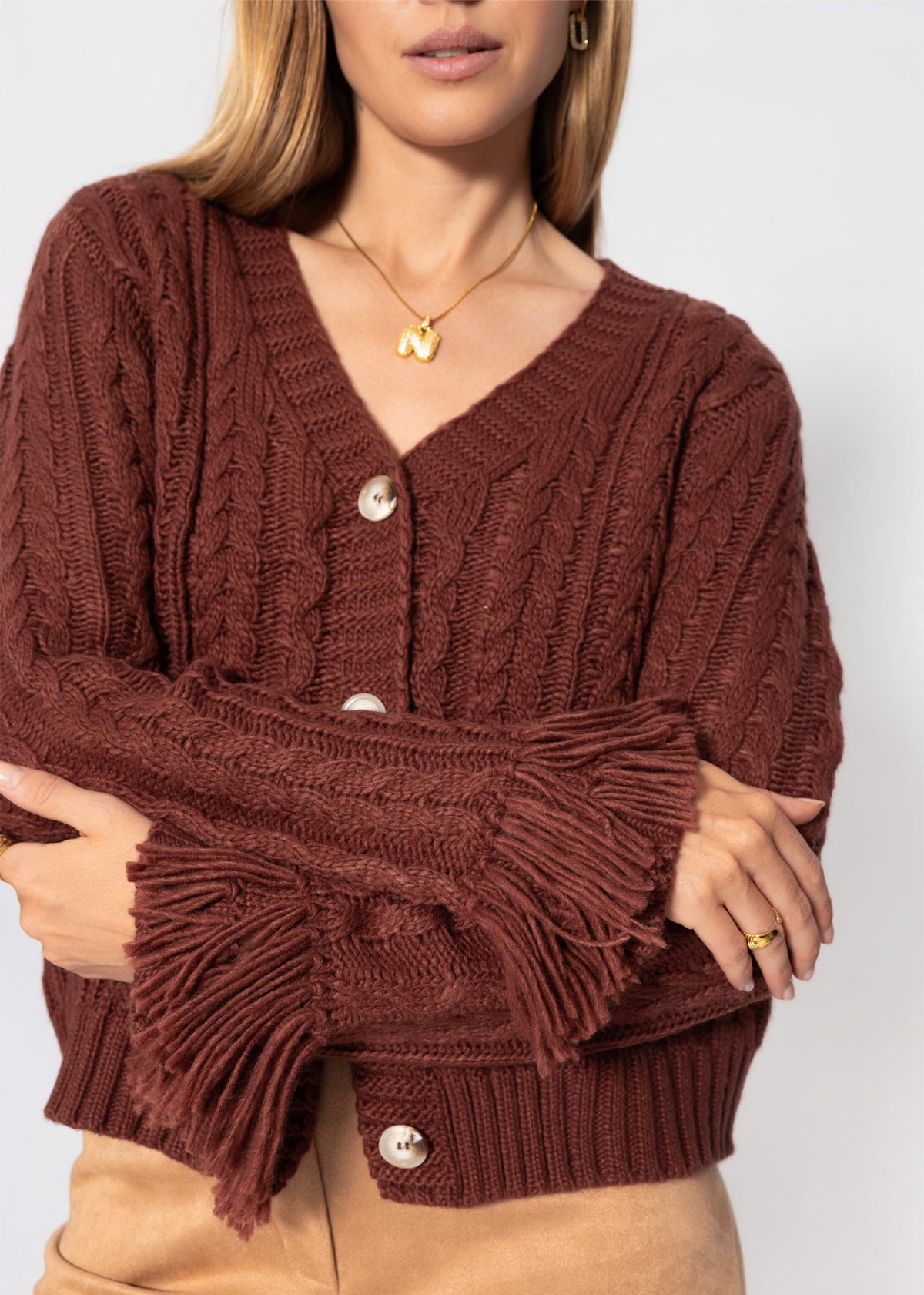 Cardigan en tricot torsadé avec bordure à franges - rouge rouille