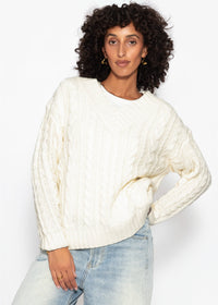 Pull en tricot torsadé avec décolleté en V - blanc cassé